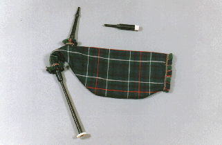 Practice Goose Made from Plastic and complete with tied in synthetic bag. Long practice chanter with pipe finger spacing. Comes with a normal top to fit the practice chanter 